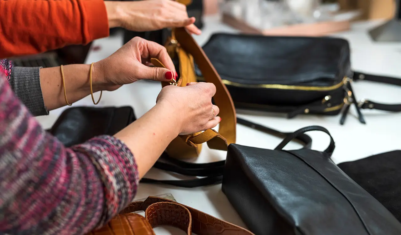 8.Repair flaws leather bag.jpg